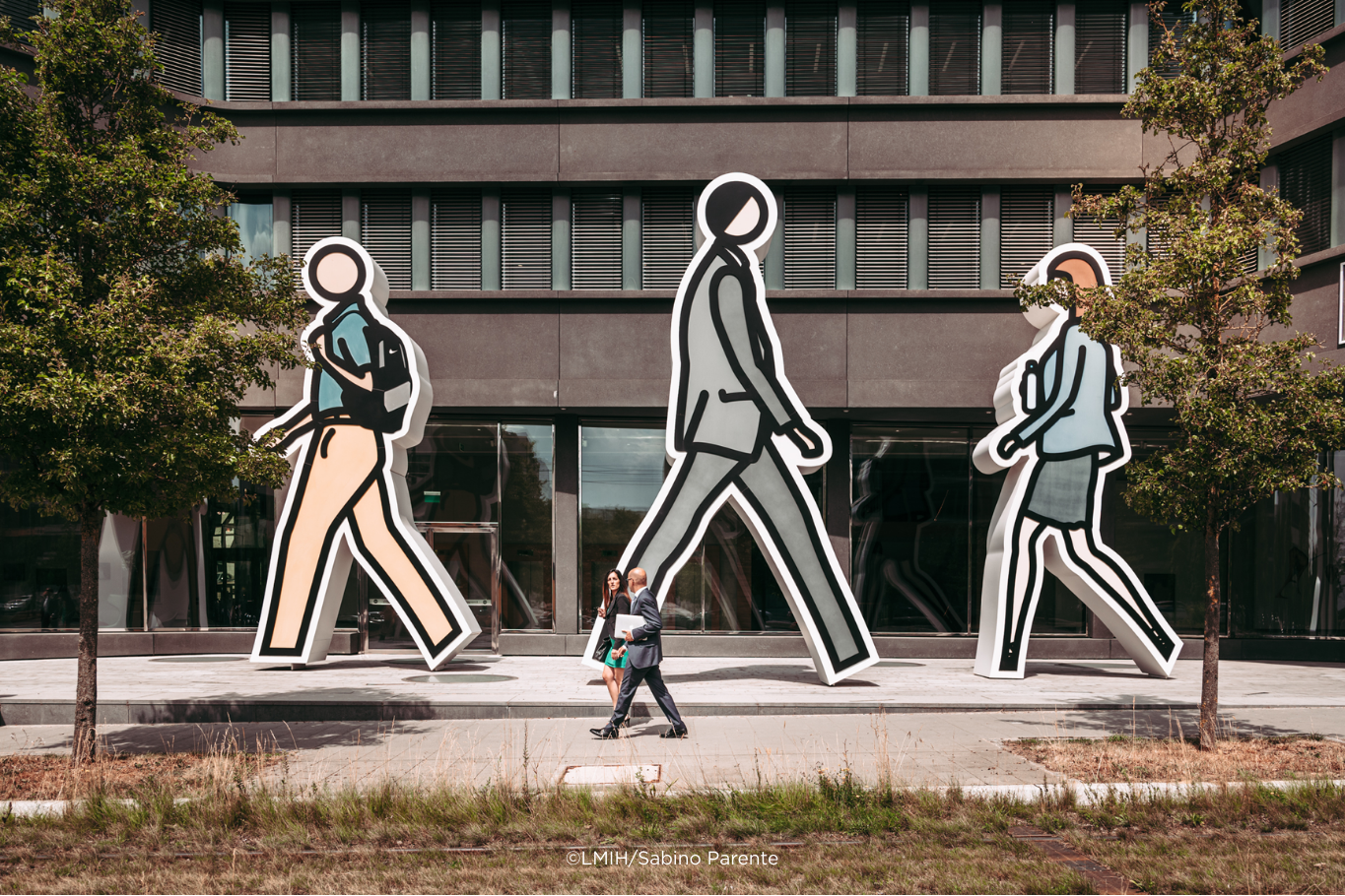 Two worker walking in Kirchberg Luxembourg
