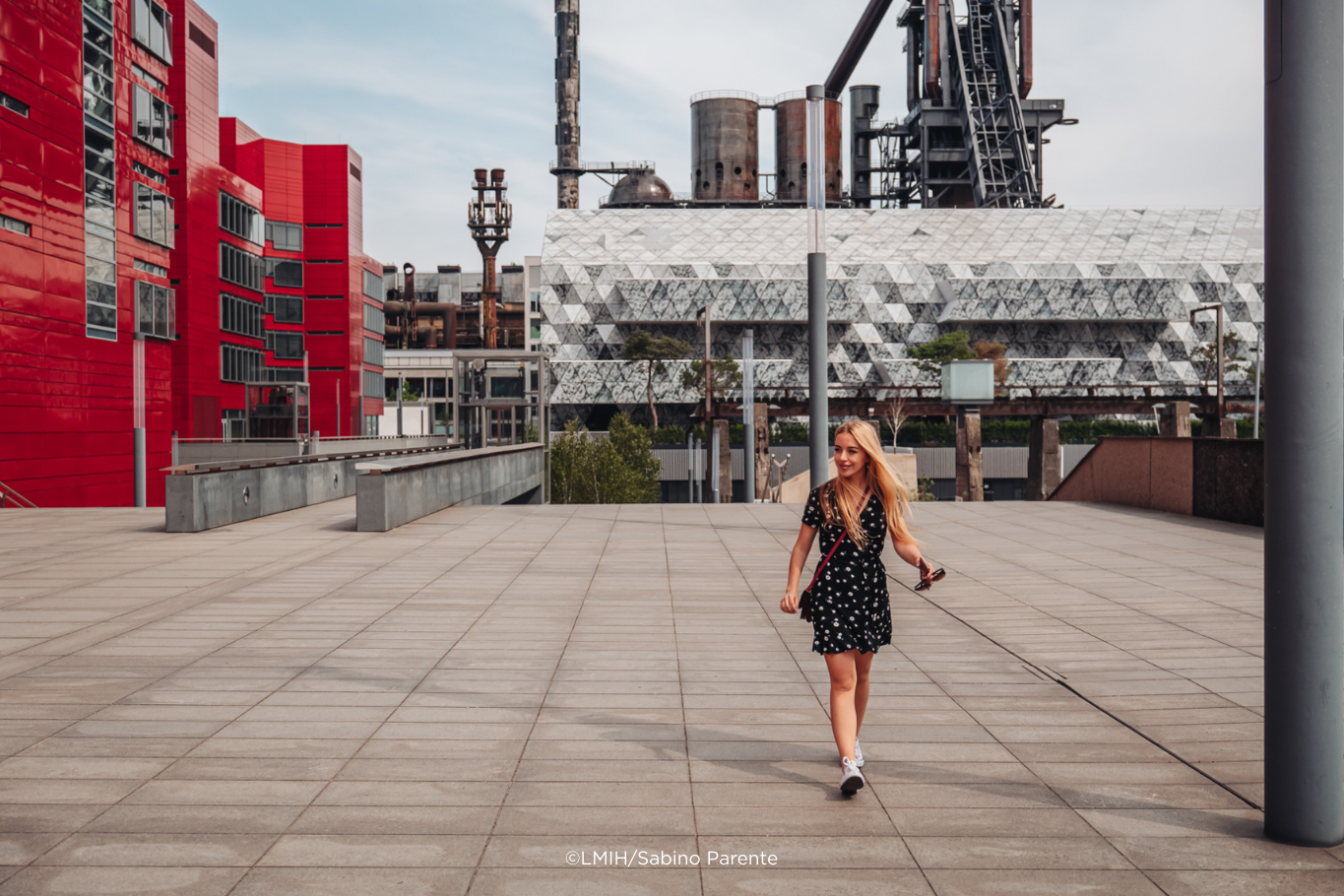 A girl in front of the Belval librairy