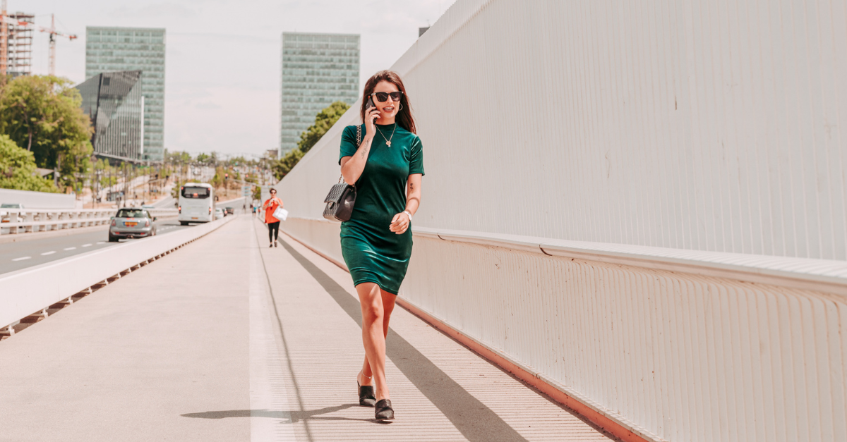 persone che camminano in una strada decorata