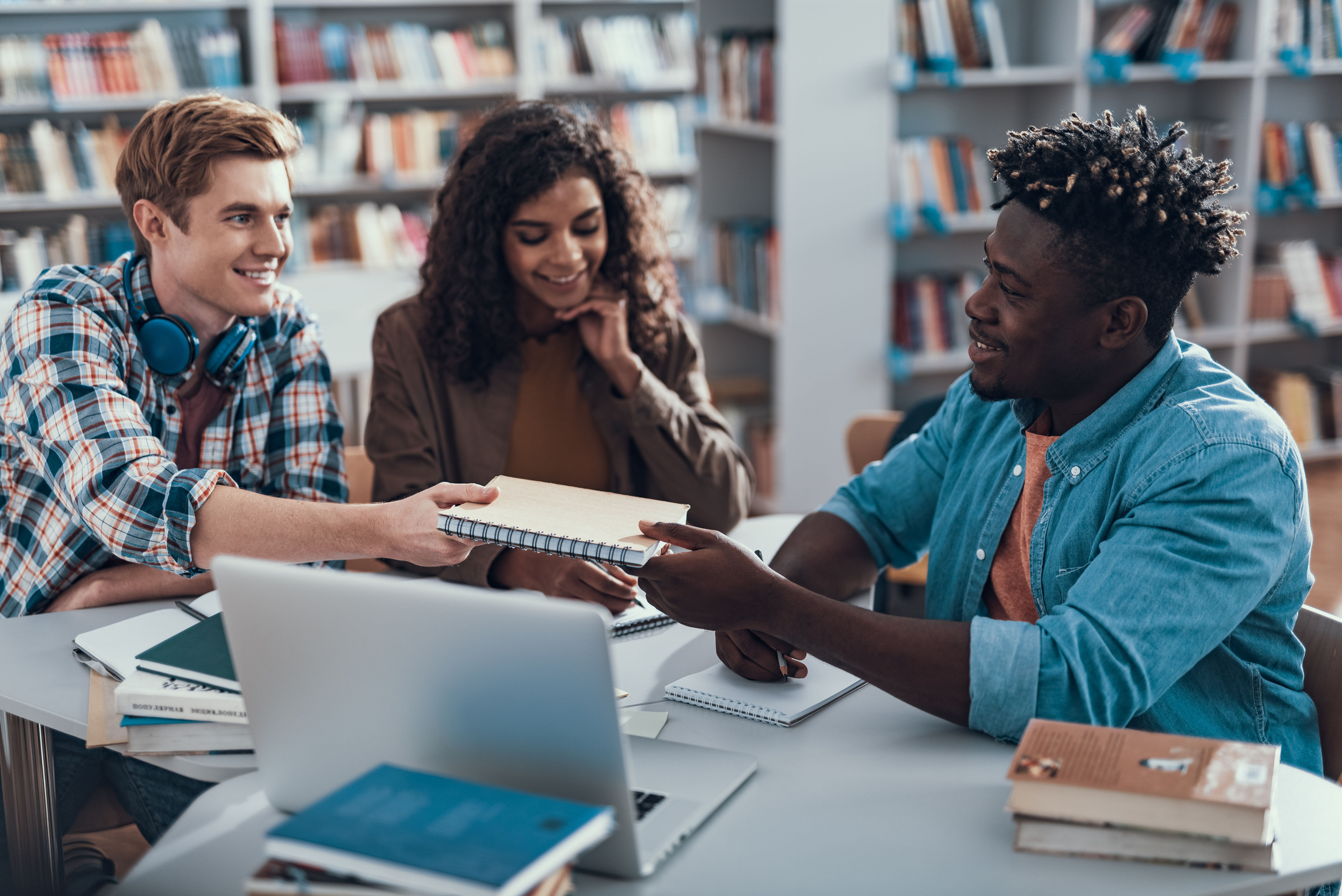 Students from different country in the librairy
