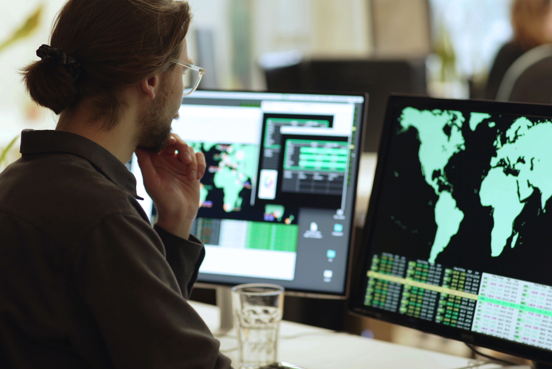 Worker in front of its computer with data
